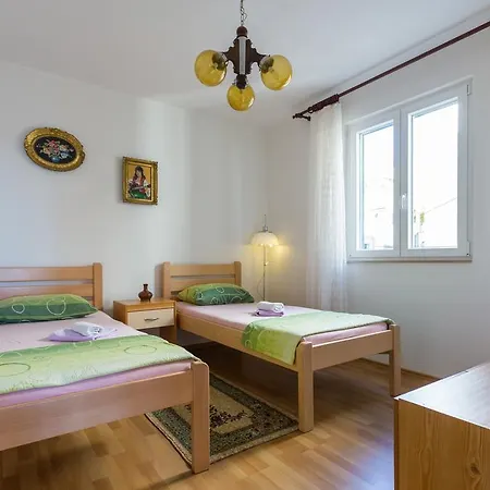 Apartment Azra *