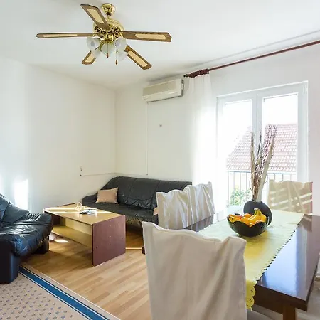 Apartment Azra