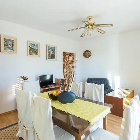 Apartment Azra *
